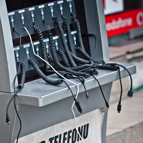 смартфоны,городская среда, В Санкт-Петербурге установят автоматы для зарядки мобильных телефонов